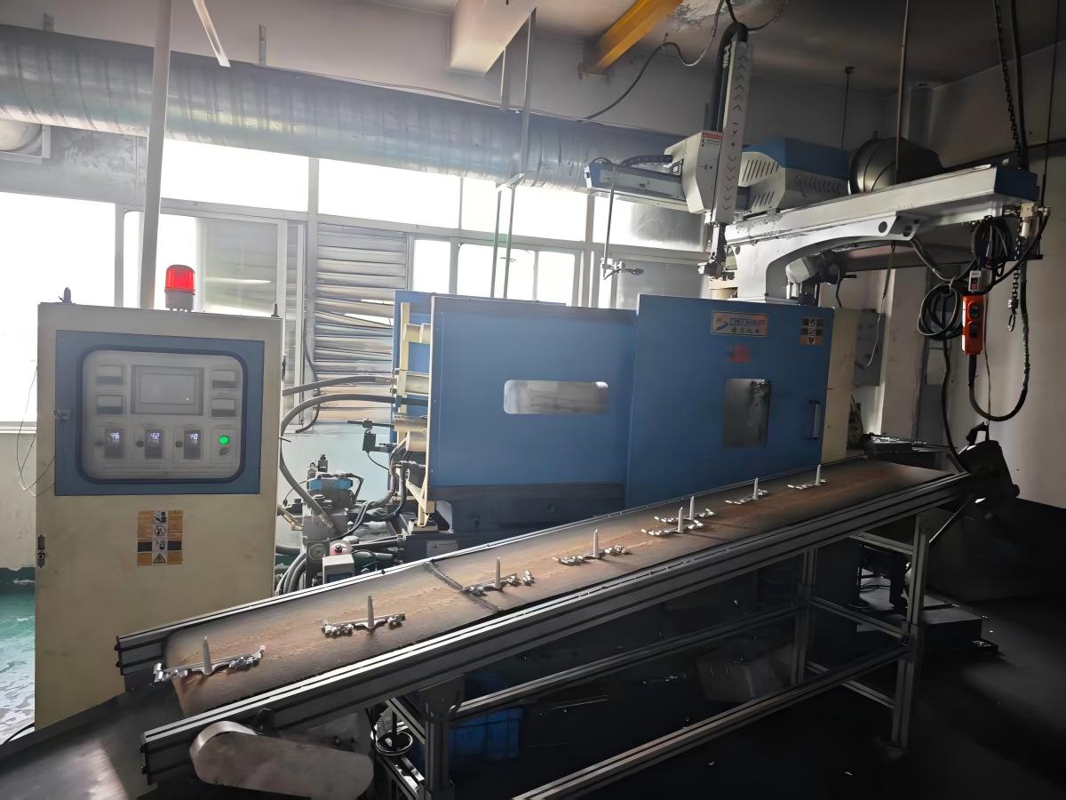 Zinc alloy die casting machine for furniture hardware production